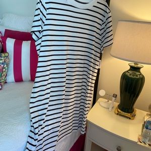 Old Navy new dress with tags. Flattering and so comfortable!